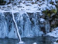 Ausschnitt von vereister Bachstufe